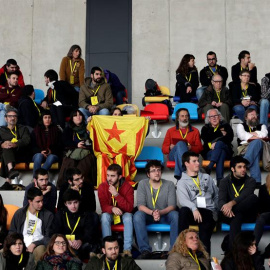 Asistentes a la Asamblea Nacional abierta que la CUP que debate y somete a votación si sus diez diputados en el Parlament deben facilitar la investidura de Artur Mas, una decisión de la que depende que CDC y ERC puedan formar gobierno o Cat