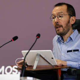 El secretario de Organización de Podemos, Pablo Echenique, durante una rueda de prensa en la que ha anunciado los resultados de la consulta  sobre la alianza con IU para el 26-J. EFE/Mariscal