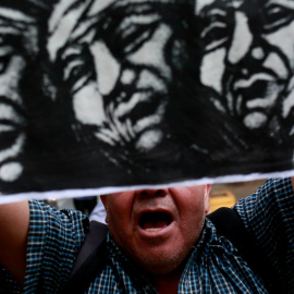 Un activista mapuche sujeta una pancarta durante las protestas por la muerte de Rafael Nahuel en Santiago, Chile./REUTERS