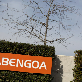El logo de Abengoa en la entrada de su sede en Sevilla, el Campus Palmas Altas. REUTERS/Marcelo del Pozo