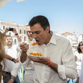 El secretario general del PSOE, Pedro Sánchez, degusta las migas y el cava extremeños que se han repartido durante toda la mañana en la Plaza Mayor de Cáceres con motivo de la capitalidad gastronomica de la ciudad.EFE