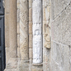 Imagen de la estatua de la Catedral de Santiago, ya sin la pintada. EP