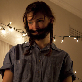 Sophie Hyde enfrenta a una adolescente con el proceso de cambio de sexo de su madre en la película '52 martes'