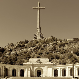 Vista frontal de la cruz del Valle de los Caídos y su basílica (El Escorial, Madrid).