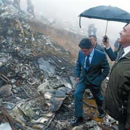 El entonces ministro de Defensa, Federico Trillo, y su homólogo turco, Vecdi Gonul, pisan los restos del Yak-42 , en el monte Pilav, el 27 de mayo del 2003. FATIH SARIBAS | REUTERS