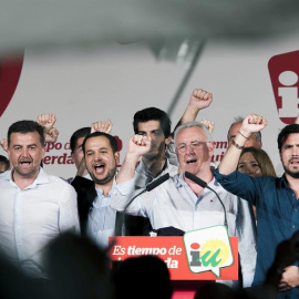 El coordinador federal de IU, Cayo Lara (2d), el candidato de IU a la Presidencia del Gobierno, Alberto Garzón (d), el coordinador general de IU en Andalucía, Antonio Maíllo (i), el candidato de IU a la alcaldía de Sevilla, Daniel González 