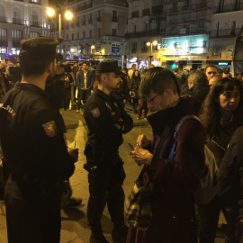 Agentes de la Policía Nacional identifican a uno de los asistentes a la concentración convocada por el movimiento 15-M para emitir un "grito silencioso" justo al comienzo de la jornada de reflexión. Foto: KIKE ÁLVAREZ