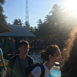 Personas a la espera de salir de Bali (Indonesia). / SONIA CORVI MÉRIDA