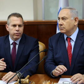 El primer ministro israelí, Benjamin Netanyahu (derecha), se sienta junto al ministro de Seguridad Pública israelí, Gilad Erdan en una foto de archivo. / AFP - GALI TIBBON