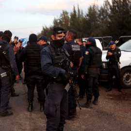 Miembros de la Policía Federal mexicana en las inmediaciones del rancho supuestamente ocupado por el grupo de sicarios.- REUTERS