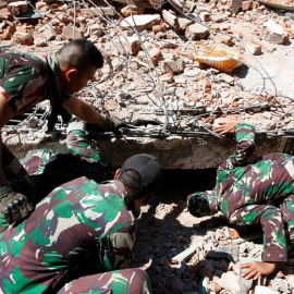 Soldados buscan supervivientes entre los escombros tras el terremoto que sacudió el norte de la isla de Lombok. / EFE