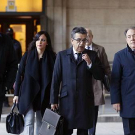 Manuel Gómez (i), exinterventor de la Junta de Andalucía, a su llegada a la Audiencia de Sevilla. (EFE)