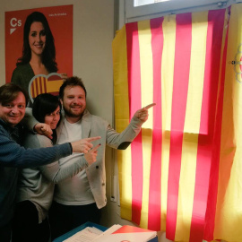 La Junta Electoral obliga a Ciudadanos a retirar las banderas de España y Catalunya del Ayuntamiento de Santa Coloma de Gramanet./TWITTER