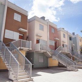 Fachada de la vivienda en Santa Cruz de Tenerife donde una mujer de 51 años fue asesinada presuntamente por su pareja. EFE/Ramón de la Rocha