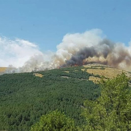 Fotografía facilitada por el Ayuntamiento de Sotillo (Ávila), del incendio declarado este sábado en Sotillo de la Adrada, un municipio situado al sureste de la provincia de Ávila, cerca de la Comunidad de Madrid, cuyas labores de extinción 