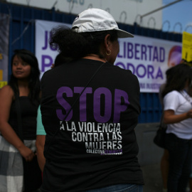 Mnifestantes muestran su apoyo a Teodora del Carmen Vásquez, encarcelada por abortar./REUTERS