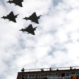 Varios Eurofighter sobrevuelan Madrid durante la celebración el desfile de la Fiesta Naciona.- REUTERS