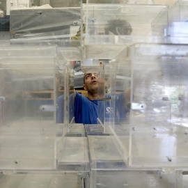 Un operario municipal apila urnas para su posterior traslado a los distintos colegios electorales en Barcelona. - EFE