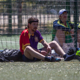 Pablo Iglesias, en un momento de descanso durante el partido de fútbol disputado este sábado.
