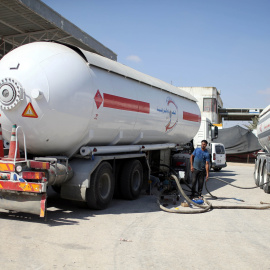 Un trabajador palestino llena un petrolero con gas de cocina importado de Egipto, en Rafah, al sur de la Franja de Gaza. / Reuters