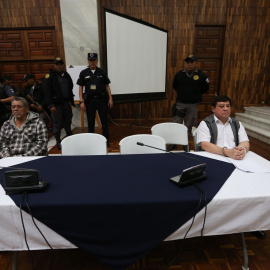 El teniente coronel retirado Esteelmen Francisco Reyes Girón (d) y el exparamilitar Heriberto Valdéz Asij (i) escuchan condena ante un tribunal en Ciudad de Guatemala (Guatemala). EFE/Esteban Biba