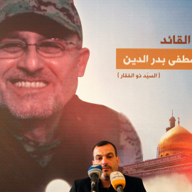 Un hombre, en la conferencia para informar sobre la muerte del líder militar de Hezbolá, Mustafá Badreddine. REUTERS
