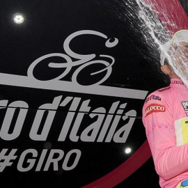 Contador celebra su liderato en el podio. EFE/EPA/DANIEL DAL ZENNARO