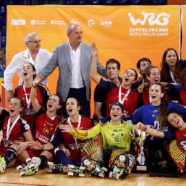 Las jugadoras españolas festejan el título de campeonas mundiales (Toni Albir / EFE)