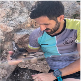 Nacho Mingo con un ciervo.