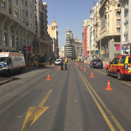 Cortado un tramo de Gran Vía de Madrid por un escape de gas por la rotura de una tubería durante unas obras. / Europa Press