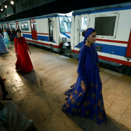 Modelos desfilan durante la Semana de la Moda en una estación de tren de Estambul, Turquía. REUTERS/Murad Sezer
