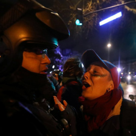 Una mujer discute con un policía durante los enfrentamientos fuera del Congreso después de que los senadores rechazaran un proyecto de ley para legalizar el aborto, en Buenos Aires - REUTERS/Marcos Brindicci