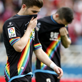 Los jugadores del Rayo Vallecano Tito y Embarba se lamentan tras perder por (1-2) contra la Real Sociedad en el partido correspondiente a la trigésimo séptima jornada de Liga, en el estadio de Anoeta de San Sebastián. EFE/Juan Herrero.