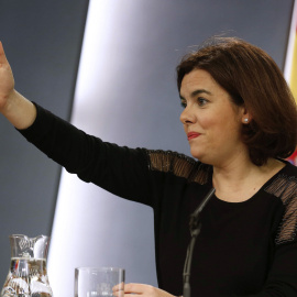 La vicepresidenta del Gobierno, Soraya Sáenz de Santamaría, durante la rueda de prensa posterior al Consejo de Ministros. EFE/Paco Campos