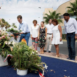 El presidente del PP, Pablo Casado (1i), deposita hoy un ramo de flores en el monolito que recuerda a las dos personas asesinadas por ETA , entre ellos una niña de 6 años, en un atentado contra la casa cuartel de Santa Pola en agosto de 200
