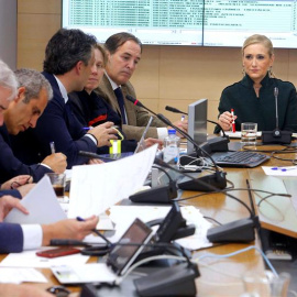 Reunión del Gabinete de Crisis liderada por la presidenta, Cristina Cifuentes, celebrada hoy en la sede del gobierno regional para apoyar la extinción del incendio.- EFE
