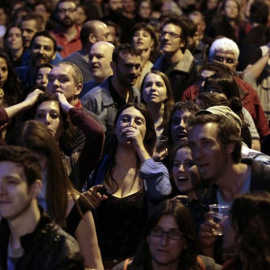 Simpatizantes de Ada Colau expresan su alegría al conocer los primeros resultados escrutados de las elecciones del 24M. EFE/Alberto Estévez