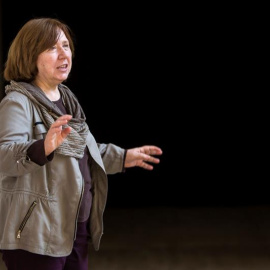 La escritora y periodista bielorrusa Svetlana Alexiévich, Premio Nobel de Literatura 2015, durante su participación hoy en Barcelona en el festival literario Kosmópolis.-. EFE/Quique García