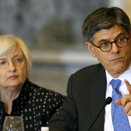 El secretario del Tesoro EE.UU. Jack Lew junto a Janet Yellen, presidenta de la Fed. REUTERS / Gary Cameron