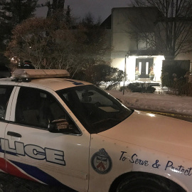 Un coche de policía, junto a la casa del fundador de Apotex, Barry Sherman y su esposa.- Chris Helgren (REUTERS)