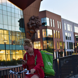 Una trabajadora de la empresa de reparto Uber Eats mira su teléfono. REUTERS/ Archivo