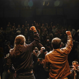 Los líderes de Podemos, Pablo Iglesias, y de Izquierda Unida, Alberto Garzón, saludan a sus seguidores y simpatizantes tras anunciar el preacuerdo alcanzado por ambas formaciones para presentarse a los comicios del 26 de junio. EFE/Balleste