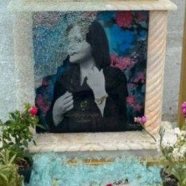La tumba de Masha Amini aparece con el cristal roto por personas todavía sin identificar.