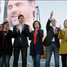 La número dos Marta Rovira al costat de Gabriel Rufián; els consellers Carles Mundó i Raül Romeva i la presidenta del Parlament i también candidata Carme Forcadell al final de l'acte central de campanya a Barcelona d'Esquerra EFE/Marta Pére