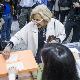 Manuela Carmena, de Ahora Madrid, ha sido la primera candidata en votar. - EFE