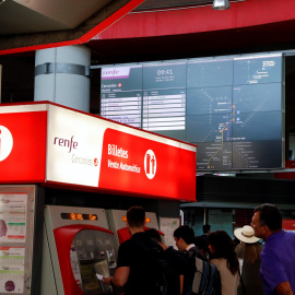 15/07/2019.- Unos viajeros sacan los billetes de tren en la estación de Atocha Cercanías esta mañana durante la huelga de Renfe. / EFE