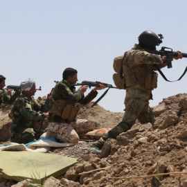 Soldados iraquíes toma posición en el distrito de Anbar. - REUTERS