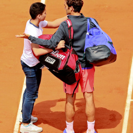 Federer, con el niño que quería un 'selfie' en Roland Garros. Reuters / Jason Cairnduff
