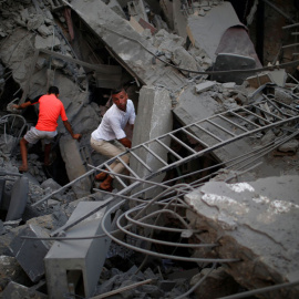 Palestinos en un edificio derribado por Israel en Gaza. REUTERS/Mohammed Salem