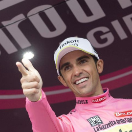 Contador celebra su liderato en el Giro. EFE/EPA/CLAUDIO PERI